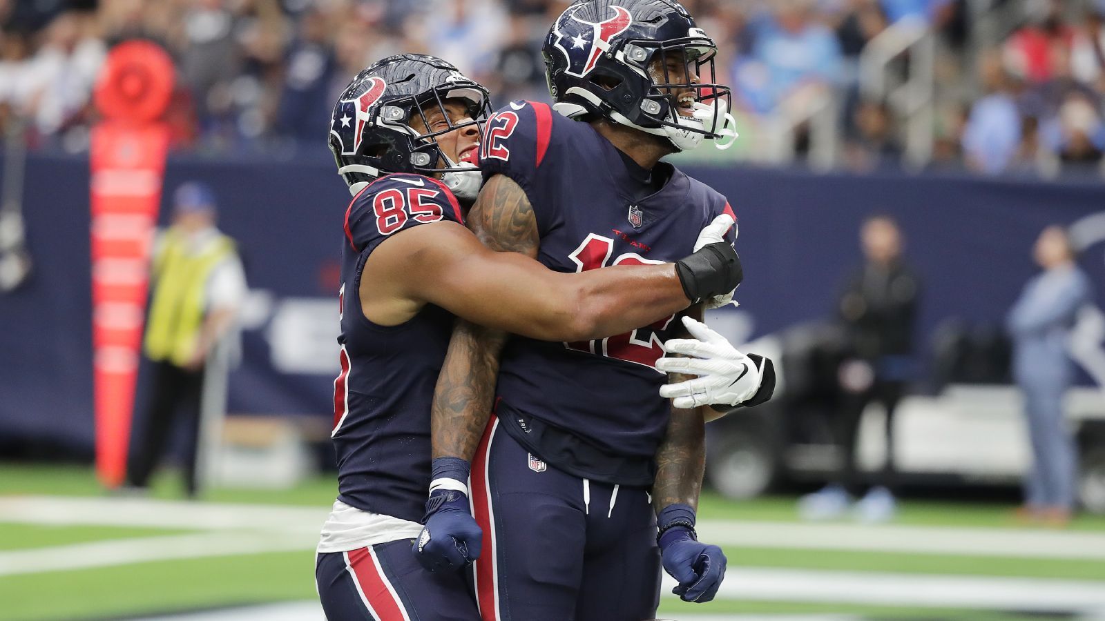 
                <strong>Houston Texans (AFC South): Nico Collins</strong><br>
                Es gab in der vergangenen Saison wahrlich nicht viele Lichtblicke bei den Houston Texans. Einer davon jedoch war Nico Collins. Der Wide Receiver zeigte vor allem in der zweiten Saisonhälfte, analog zu seinem Quarterback Davis Mills, hervorragende Ansätze und ließ die Texans-Fans wenigstens ab und zu jubeln. Zu den 446 Receiving Yards und einem Touchdown werden in 2022 sicher einige hinzukommen.
              