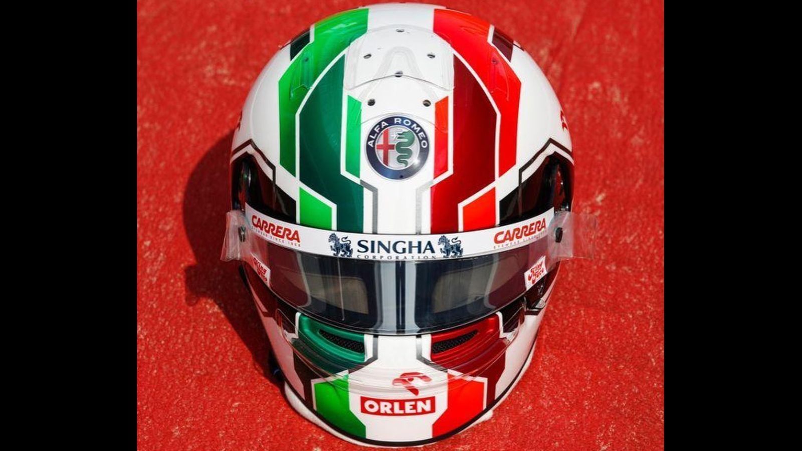 
                <strong>Antonio Giovinazzi (Alfa Romeo)</strong><br>
                Neben Carlos Sainz repräsentiert auch Antonio Giovinazzi die Farben seines Landes. Weiß ist die Grundfarbe des Helms, verziert mit einem roten und grünen Streifen, welche die italienische Flagge symbolisieren.
              