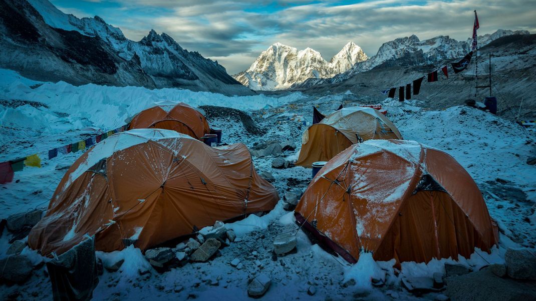 Zelte am Base Camp des Mount Everest.