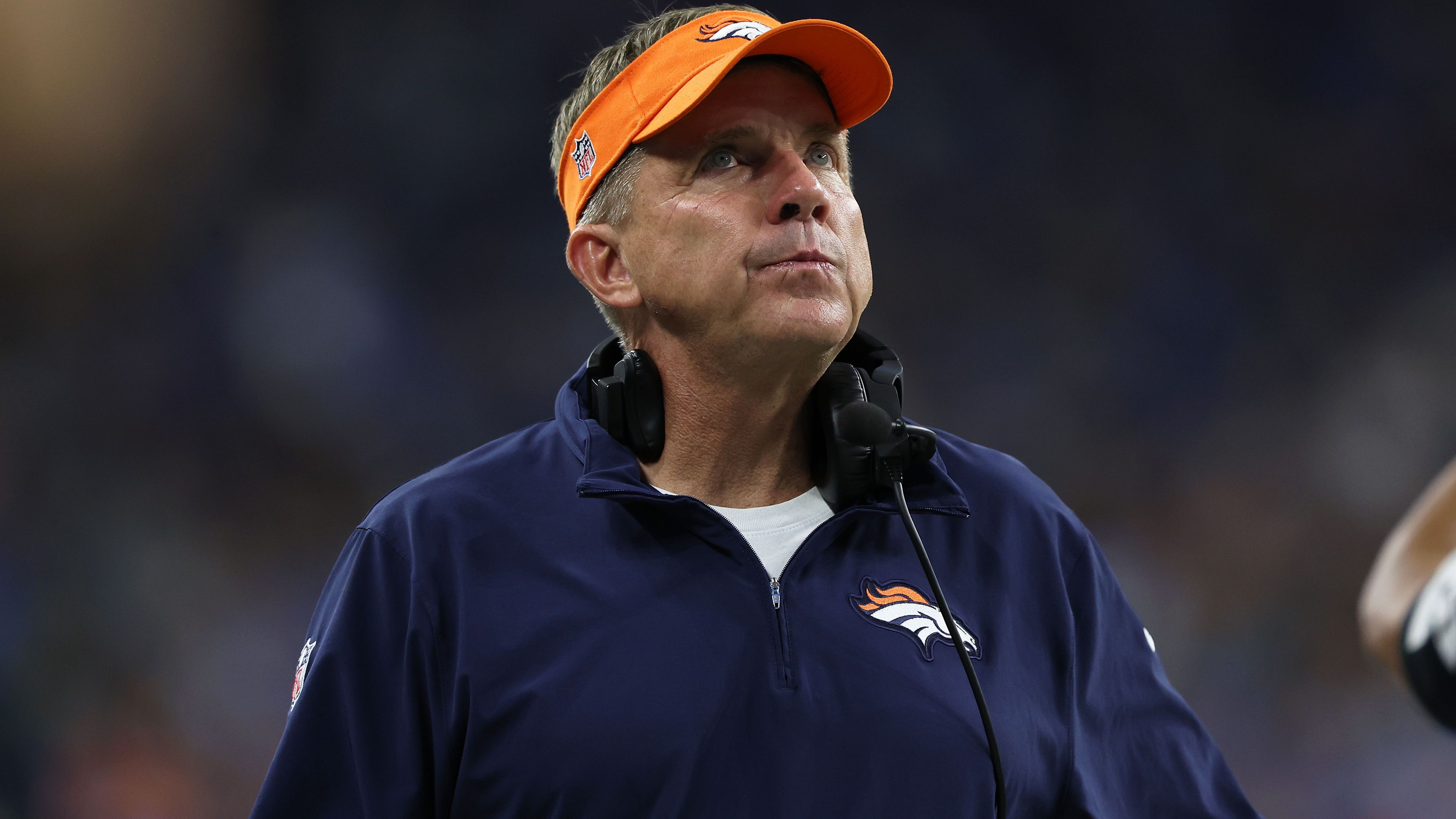 <strong>Platz 18: Denver Broncos um Head Coach Sean Payton</strong><br>Sean Payton zählt zweifelsfrei zu den besten Head Coaches seiner Generation, aber zählt er zu den besseren Head Coaches im Jahr 2024? Die Broncos durchliefen eine Achterbahn der Gefühle (Quarterback-Drama, eine 20:70-Niederlage, aber auch fünf Siege am Stück inmitten der Saison) in seiner ersten Spielzeit als Broncos-Chef. Was wird 2024 passieren?