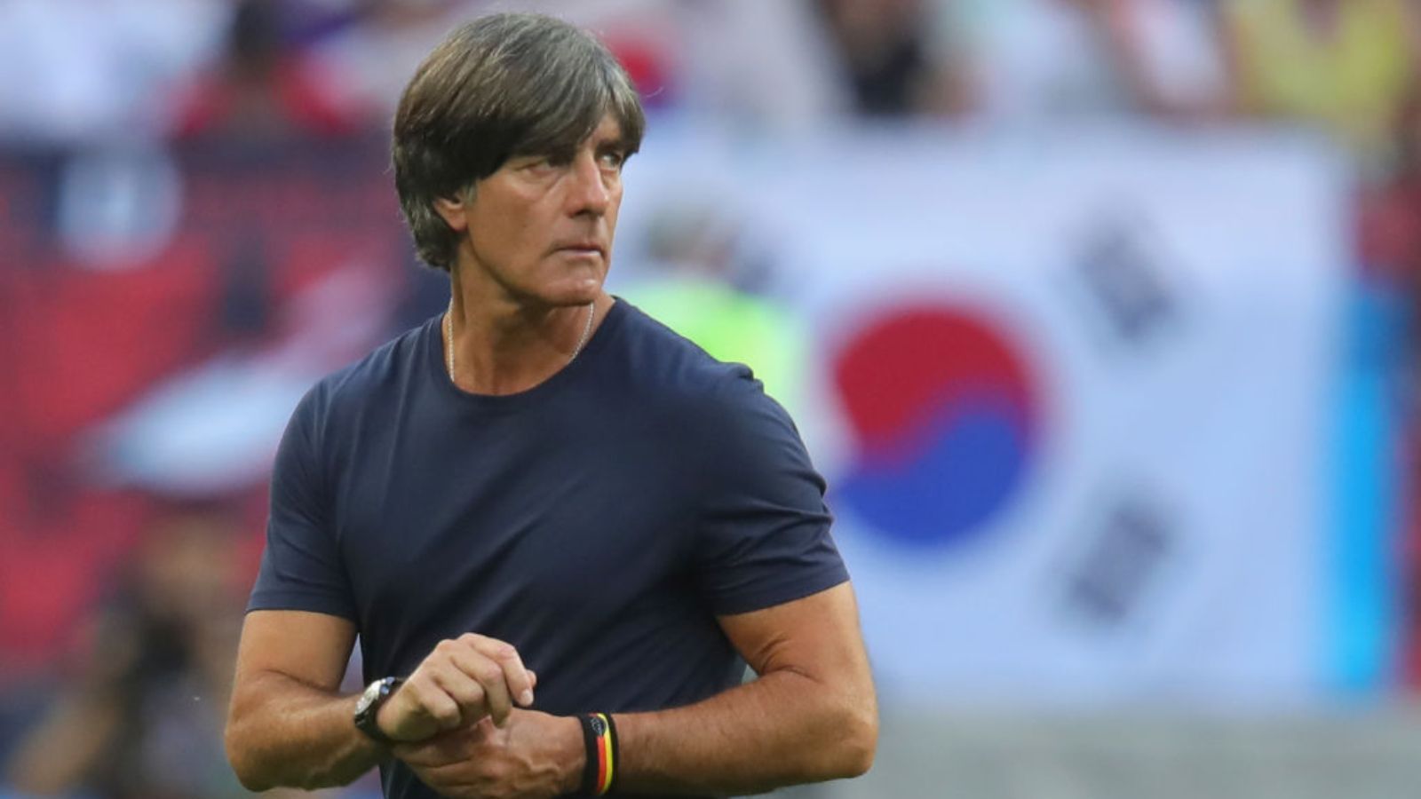 
                <strong>Höchste Niederlage</strong><br>
                Die höchste Niederlage erlitt Löw in seinem bis dato letzten Länderspiel. Mit 0:6 verlor die deutsche Mannschaft am 17. November 2020 gegen Spanien. Die höchste Turnier-Niederlage waren jeweils zwei Spiele mit zwei Treffern Unterschied, 2018 in der WM-Gruppenphase gegen Südkorea und 2016 im EM-Halbfinale gegen Frankreich (jeweils 0:2).
              