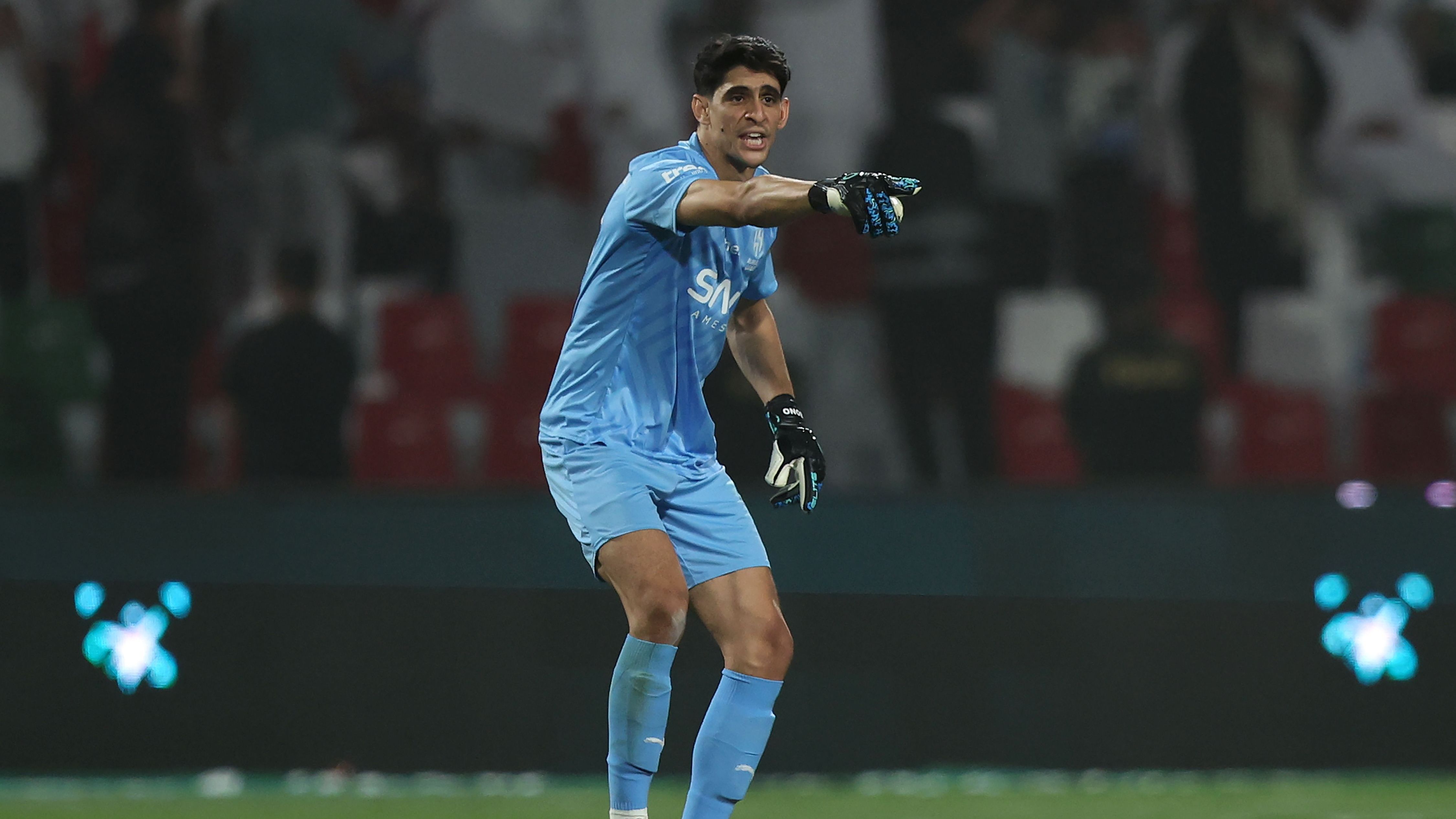 <strong>Al-Hilal</strong><br>Marokkos WM-Held Bono (Bild) hütet hier das Tor. Mit den arabischen Millionen wurden auch einige Stars aus der englischen Premier League rübergelotst. Wie zum Beispiel Ruben Neves, Aleksandar Mitrovic, Joao Cancelo oder Kalidou Koulibaly. Mit Malcom (früher FC Barcelona) und Sergej Milinkovic-Savic (Lazio Rom) wird das Star-Ensemble komplettiert.