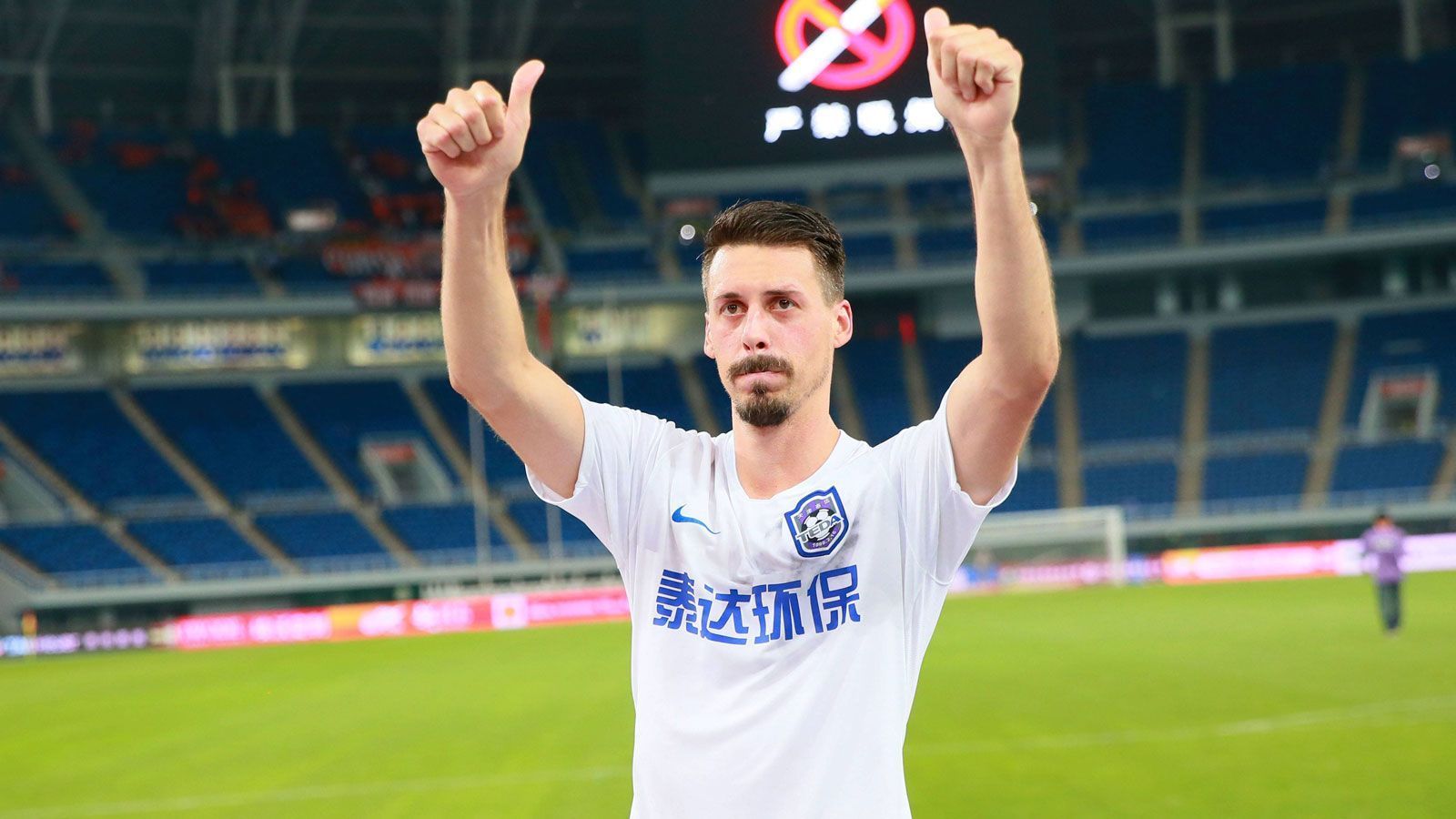 
                <strong>Sandro Wagner</strong><br>
                Sandro Wagner hängt seine Fußballschuhe an den Nagel. Das hat der achtmalige Nationalspieler wenige Tage nach seiner Vertragsauflösung beim chinesischen Klub Tianjin Teda via "Bild" bekanntgegeben. Der gebürtige Münchner war wegen der unsicheren Weltlage infolge der Corona-Pandemie in seinen Geburtsort zurückgekehrt, um wieder bei seiner Familie sein zu können. Nach 13 Jahren im Profigeschäft mit den Stationen Bayern München, MSV Duisburg, Werder Bremen, 1. FC Kaiserslautern, Hertha BSC, SV Darmstadt 98, 1899 Hoffenheim und zuletzt Tianjin Teda macht er nun im Alter von 32 Jahren Schluss. Dem Fußball will er aber treu bleiben, sein Plan sei es, "im kommenden Sommer in den Trainer-Bereich einzusteigen". In der Bundesliga lief er 180 mal auf und erzielte 44 Treffer. Wagner gewann drei Meisterschaften, zweimal den DFB-Pokal, mit der DFB-Auswahl 2017 den Confed Cup und im Nachwuchsbereich die U21-EM 2009. ran.de zeigt, welche bekannten Gesichter ansonsten ihre Karrieren beendet haben.
              