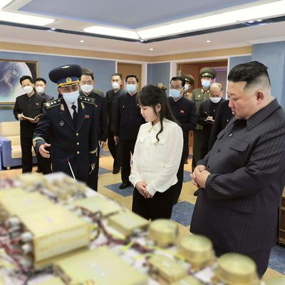 Kim Jong Un und seine Tochter beim Besuch der Behörde für Luft- und Raumfahrtentwicklung. 