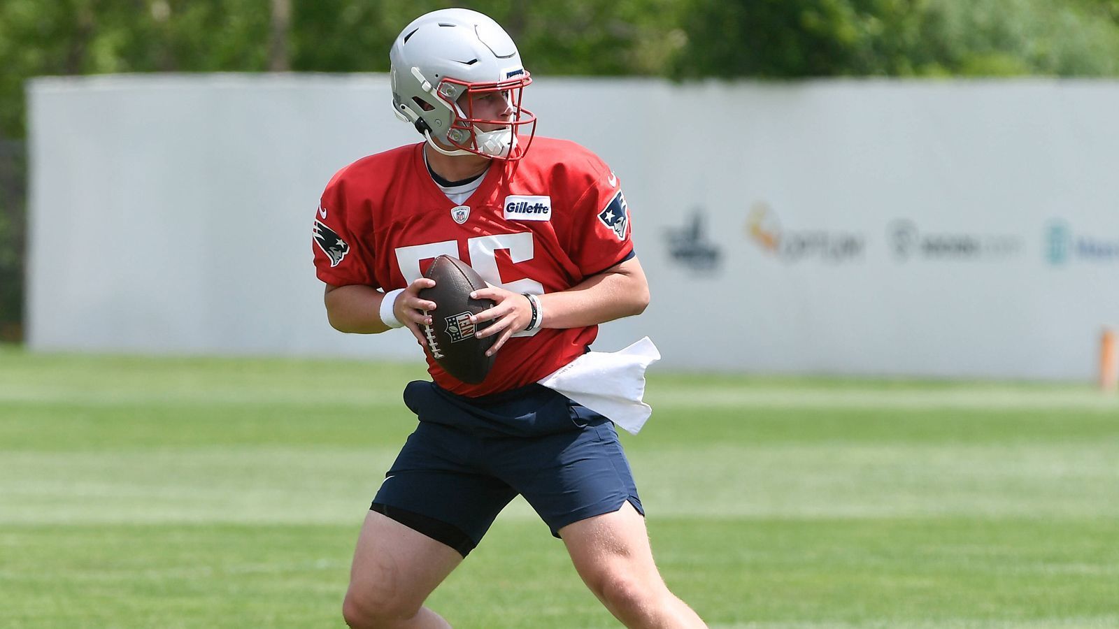 
                <strong>Bailey Zappe, New England Patriots (Runde 4, Nr. 137)</strong><br>
                Die Ausgangssituation für Zappe ist schwierig, weil der letztjährige Erstrunden-Pick Mac Jones als Starting-Quarterback gesetzt ist. Backup Brian Hoyer bringt viel Erfahrung mit und ist daher ebenfalls nur schwer zu verdrängen. Zappe bleibt lediglich die Rolle der Nummer 3. Er ist sich dessen offenbar bewusst und sagt über Jones: "Er ist ein phänomenaler Quarterback, ebenso wie der Rest der QBs in diesem Raum." Über seine eigene Entwicklung sagt er: "Es gibt viel Raum zum Wachsen. Als Teil dieser Organisation wird es Möglichkeiten für mich geben, an diesen Punkt zu kommen und mich als Quarterback zu entwickeln."
              