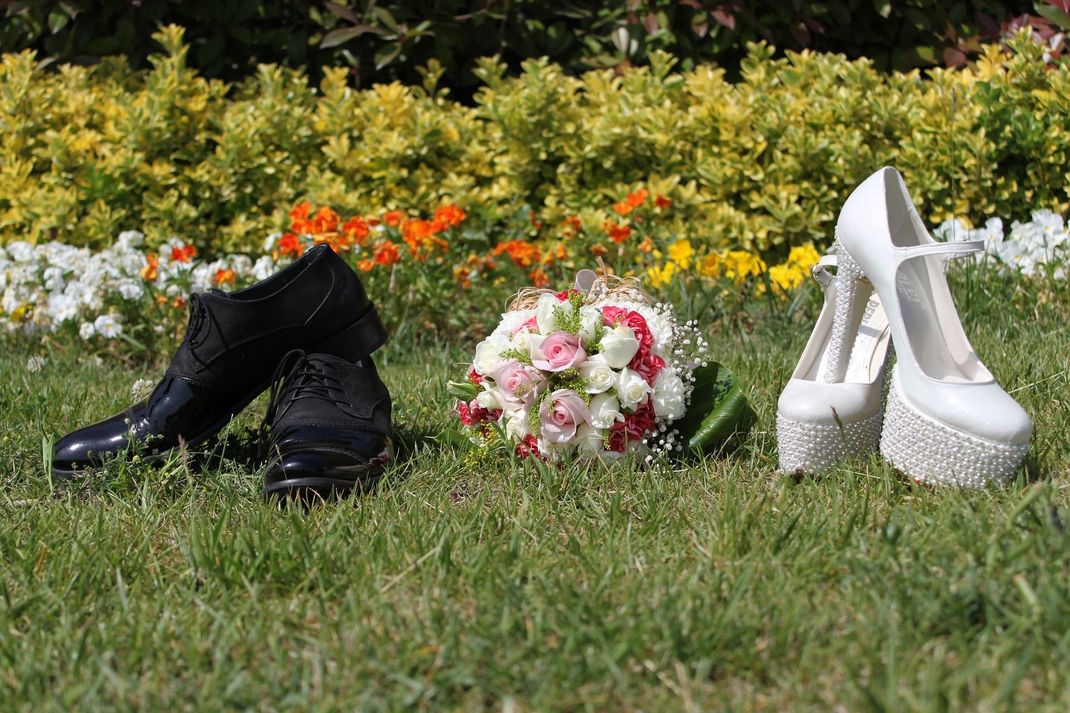 Bei einer Hochzeit in Schwarz-Weiß passen die klassischen Hochzeitsfarben von Braut und Bräutigam schon mal perfekt.