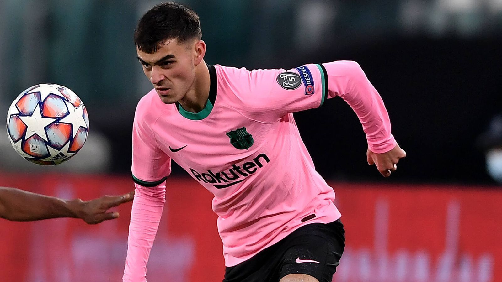 
                <strong>Pedri (FC Barcelona, 17 Jahre)</strong><br>
                Pedri ist ein weiteres Ausnahmetalent des FC Barcelona. Der offensive Mittelfeldspieler erzielte ebenfalls am ersten Spieltag gegen Ferencvaros Budapest ein Tor. Vergangene Saison spielte er noch in der zweiten spanischen Liga für UD Las Palmas und kam in 36 Partien auf vier Tore und sieben Vorlagen. Für eine Ablöse von fünf Millionen Euro wechselte er im vergangenen Sommer zu den Katalanen. Die festgeschriebene Ablösesumme soll nun bei 400 Millionen Euro liegen.
              