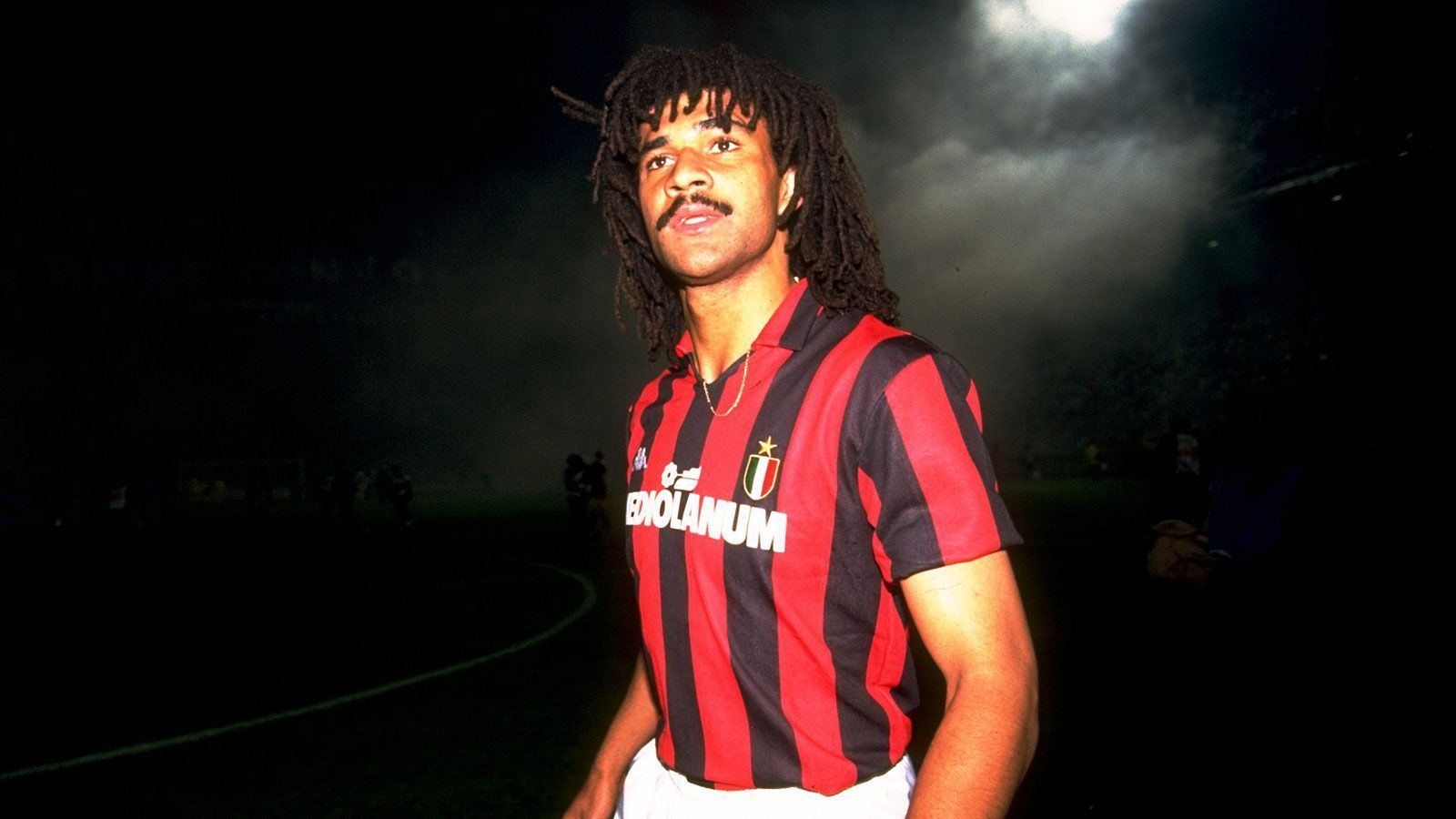 
                <strong>Ruud Gullit</strong><br>
                Mittelfeld: Ruud Gullit (Karriere beendet).
              