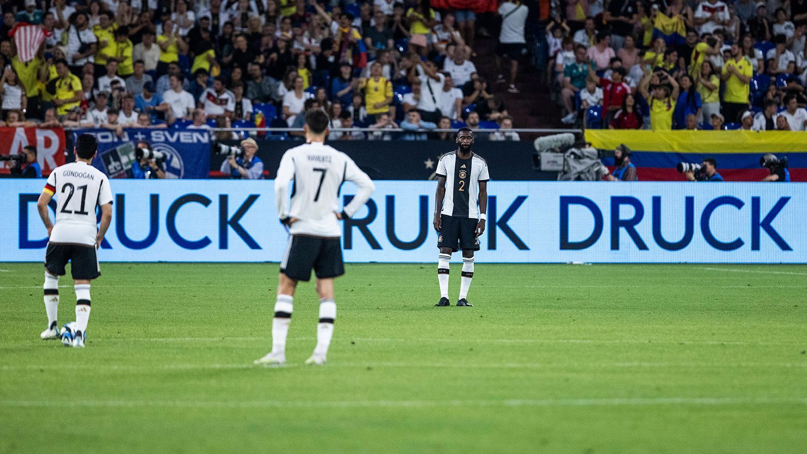 
                <strong>Wer könnte der Nachfolger von Flick werden? </strong><br>
                Am Freitag dürfte die Krise der Nationalmannschaft auf der DFB-Präsidiumssitzung im Fokus stehen. Doch die entscheidenden Personen, DFB-Präsident Bernd Neuendorf, sein Vize und DFL-Boss Hans-Joachim Watzke sowie Sportdirektor Rudi Völler wollen aus zwei Gründen vorerst an Flick festhalten: Wegen der Schulden des Verbands von aktuell mehr als 30 Millionen Euro, die eine Abfindung und einen hochdotierten Vertrag für einen neuen Bundestrainer kaum finanzierbar erscheinen lassen. Und… 
              