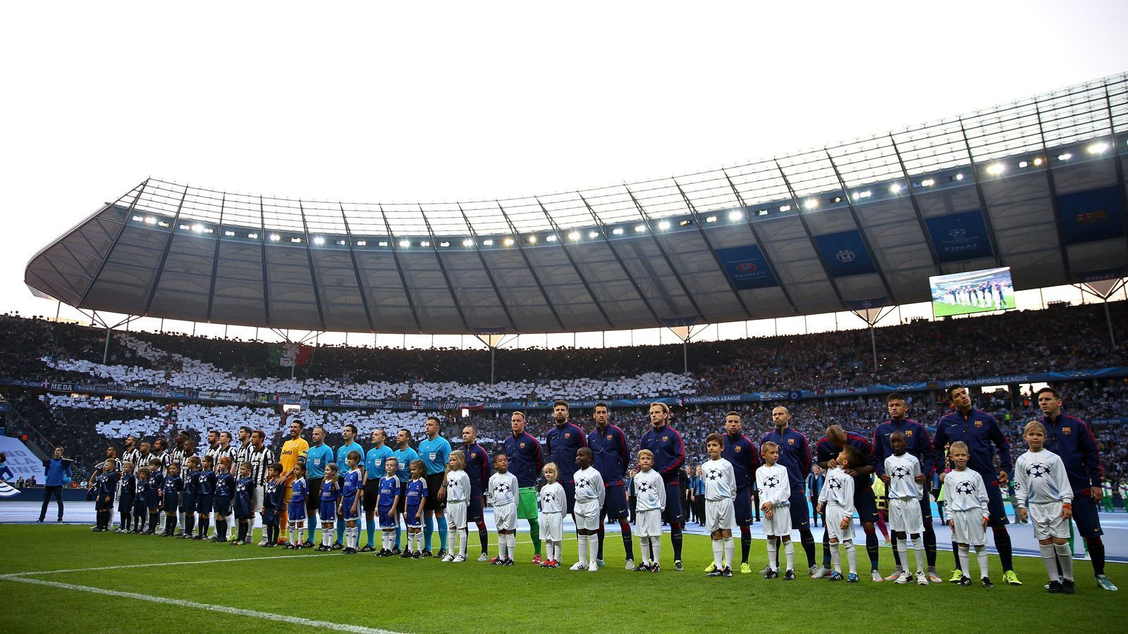 
                <strong>2015: Berliner Olympiastadion</strong><br>
                Das bislang letzte Champions-League-Finale auf deutschem Boden fand in Berlin statt. 2015 standen sich in der deutschen Hauptstadt der FC Barcelona und Juventus Turin gegenüber. Die Katalanen sicherten sich durch einen 3:1-Sieg ihren fünften Titel. Ivan Rakitic, Luis Suarez und Neymar trafen für Barca, Alvaro Morata gelang der zwischenzeitliche Ausgleich für Juve.
              