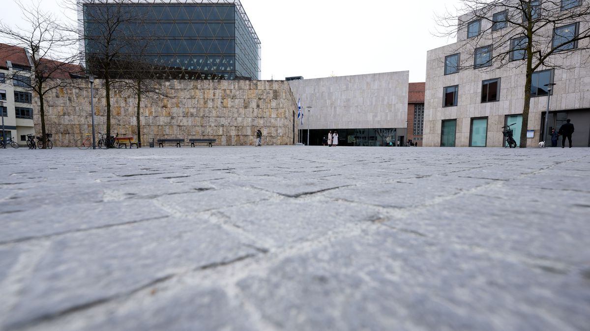 Die Münchner Hauptsynagoge Ohel Jakob (l), dem jüdischen Museum (M) und dem Gemeindezentrum am St. Jakobs-Platz.