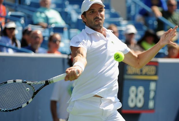 
                <strong>Frankreich: Julien Benneteau</strong><br>
                Benneteau stand zuletzt beim Masters in Cincinnati im Halbfinale. Im Augenblick ist er der beste Doppelspieler in der "Equipe Tricolore". Bei den French Open in Paris gewann er an der Seite von Edouard Roger-Vasselin, der aber für dieses Davis-Cup-Duell nicht nominiert wurde.
              