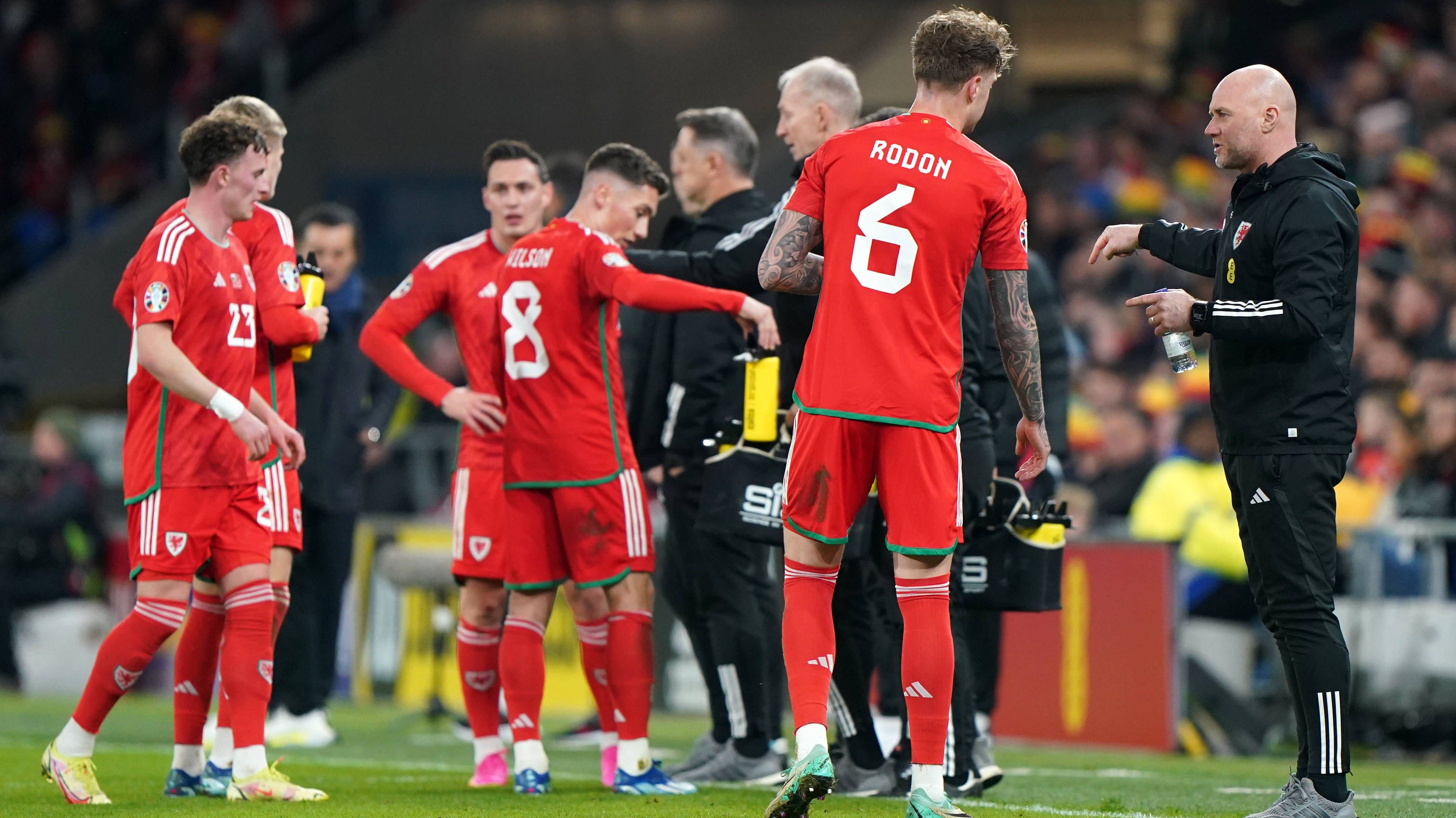 <strong>Playoff-Turnier Liga A: Wales<br></strong><strong>Stars:</strong> Ben Davies, Brennan Johnson (beide Tottenham Hotspur), Harry Wilson (FC Fulham), Neco Williams (Nottingham Forest), Ethan Ampadu (Leeds United)<br><strong>Anzahl EM-Teilnahmen:</strong> 2<br><strong>Platzierung in Nations League:</strong> 4. Platz (Gruppe 4)<br><strong>Ergebnis im Halbfinale:</strong> 4:1 gegen Finnland<br><strong>Finalgegner:</strong> Polen (<a href="https://www.ran.de/sports/ticker/ma9997724/liveticker?from=%2Fsports%2Ffussball%2Fem-qualifikation%2Fspielplan">zum Liveticker</a>)