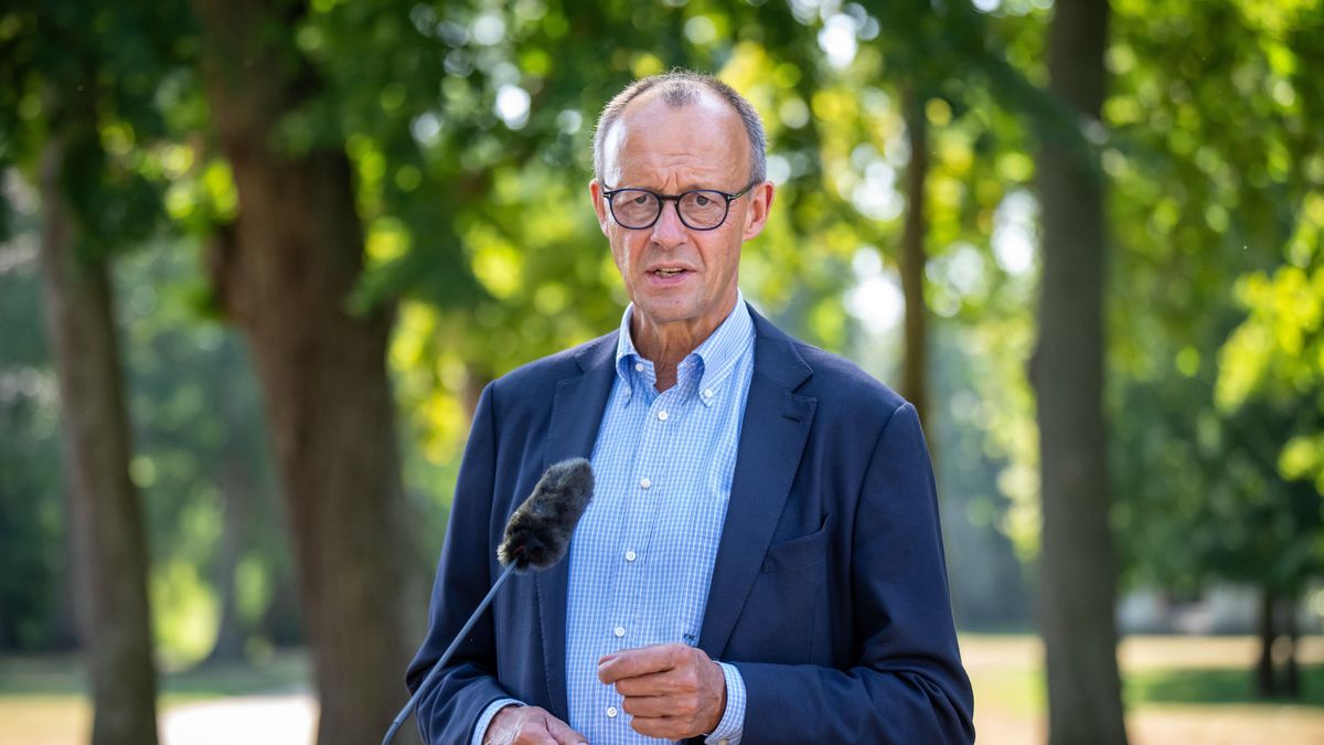 Friedrich Merz spricht vor Beginn der Klausurtagung des Geschäftsführenden Vorstands der CDU/CSU-Fraktion des Bundestags vor dem Schloss Neuhardenberg. 