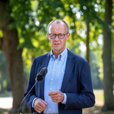 Friedrich Merz spricht vor Beginn der Klausurtagung des Geschäftsführenden Vorstands der CDU/CSU-Fraktion des Bundestags vor dem Schloss Neuhardenberg. 