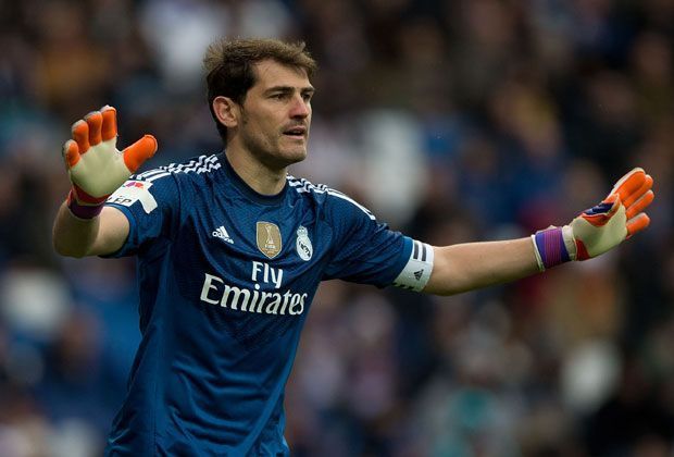 
                <strong>Torwart: Iker Casillas</strong><br>
                Überraschenderweise stellt Buffon sich im Tor nicht selbst auf, sondern Iker Casillas von Real Madrid. "Als ich aufwuchs habe ich Thomas N'Kono bewundert, aber in meiner Generation ist Casillas einer der größten Torhüter", erklärte der Keeper seine Wahl.
              