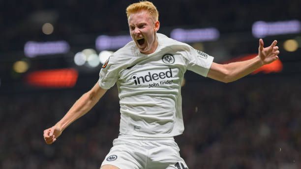 <strong>Hugo Larsson (Eintracht Frankfurt)</strong><br>Droht der Eintracht trotz der Qualifikation für die Champions League ein Ausverkauf im Sommer? Die Spieler aus Frankfurt sind begehrt, darunter auch Hugo Larsson. Laut "Marca" zeigt Real Madrid Interesse an dem Schweden. Nach den Transfers von Dean Huijsen und Trent Alexander-Arnold möchten die Blancos auch im Mittelfeld nachlegen. Dem Bericht zufolge liegt dahingehend der Fokus auf dem Youngster der Eintracht.