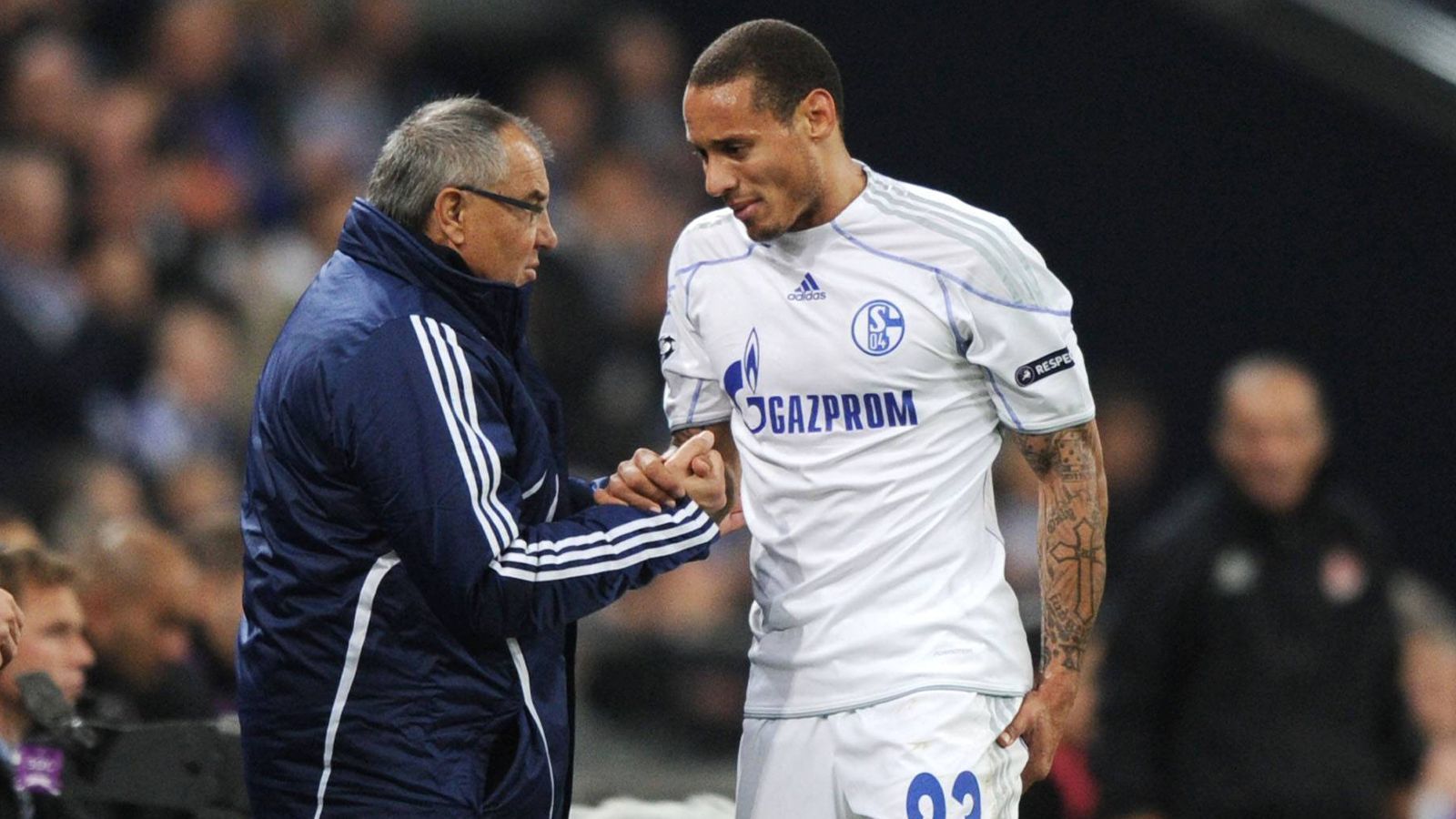 
                <strong>Jones unterscheidet zwischen Trainer und Mensch</strong><br>
                Ex-Schalker Jermaine Jones steht Farfan bei der Meinung über Magath bei: "Ich will Felix Magath nie wiedersehen und habe seine Nummer schon lange aus meinem Handy gelöscht. Die gemeinsame Zeit auf Schalke war unerträglich. Herr Magath hat mich weggeekelt – und keiner hatte mir geholfen. Das steckt noch in mir drin. Der Trainer Magath ist ein ganz Großer, aber der Mensch Magath ist falsch und fragwürdig." Jones legte noch eine Anekdote drauf: "Kurz nach seinem Amtsantritt im Herbst 2009 hatte er uns Spieler am Parkstadion zusammengerufen. Er fragte Levan Kobiashvili: 'Levan, wer glaubst du eigentlich, wer du bist? Denkst du, ich wechsle dich in der 80. Minute ein? Nein, da bringe ich einen Christoph Moritz, der verdient nur die Hälfte wie du. Ihr alle habt den Verein mit euren Gehältern kaputt gemacht. Das hat ein Ende."
              