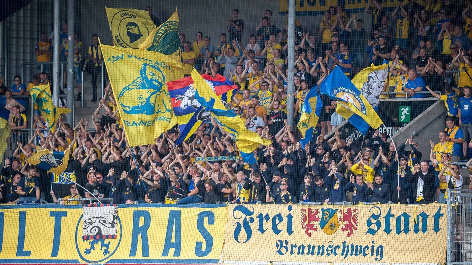 
                <strong>Eintracht Braunschweig - Hertha BSC</strong><br>
                Kurios: Vor zwei Jahren kegelten die Braunschweiger schon einmal die Berliner in der ersten Runde raus - mit einem spektakulären 5:4. Der damalige Hertha-Trainer Bruno Labbadia wurde vier Monate später beurlaubt und ist seither ohne Job. Der Traum, ein Finale im eigenen Stadion zu spielen, lebt trotz dieser Enttäuschungen in den Herzen der Berliner Fans. Klappt es dieses Jahr oder ist wieder in Braunschweig früh Endstation?
              