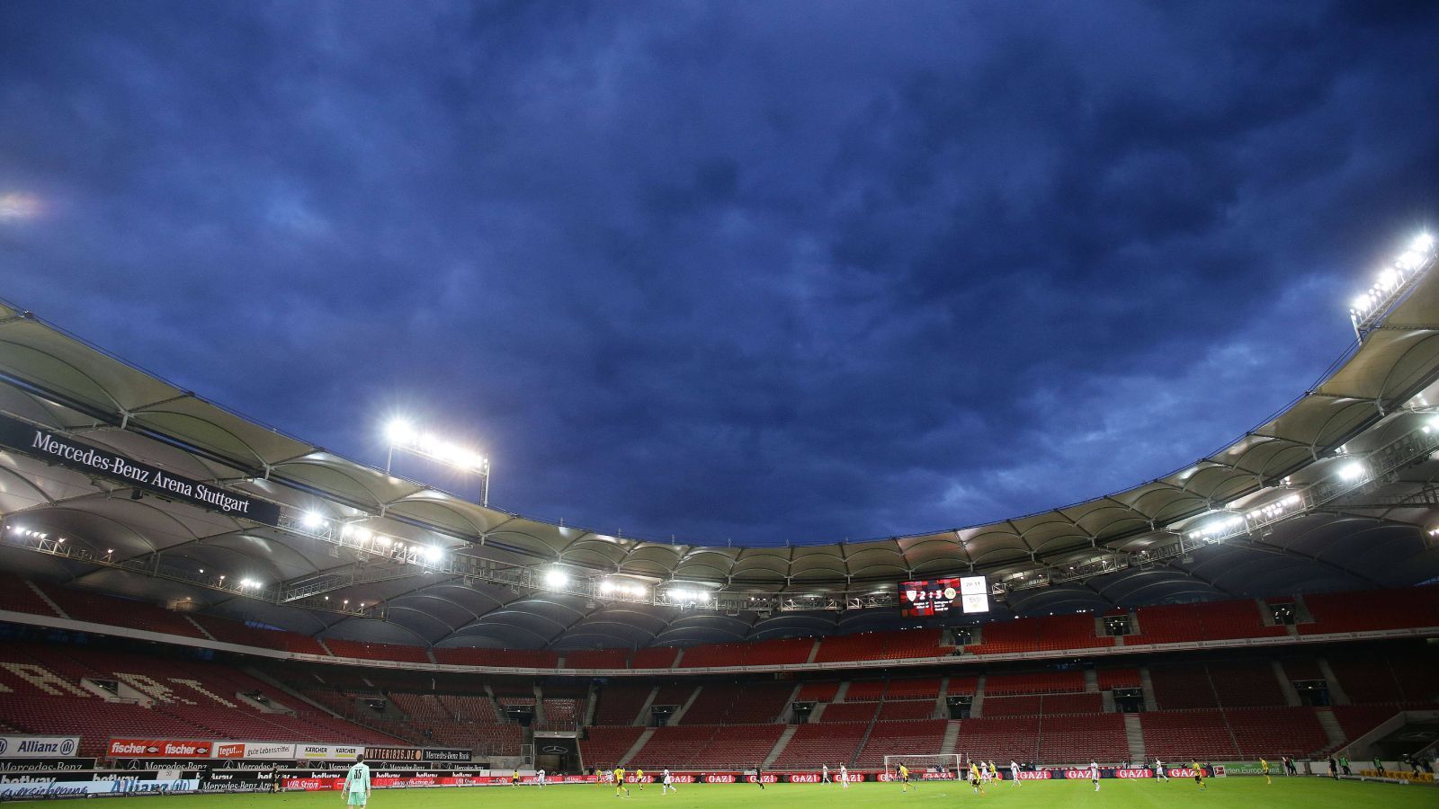 
                <strong>VfB Stuttgart</strong><br>
                Beim VfB Stuttgart jedoch muss das Stadion weiter leer bleiben. Zwar ist die Inzidenz in der Landeshauptstadt Baden-Württembergs am 18. Mai unter 100 gerutscht (98,0), allerdings reicht das nicht, um Zuschauer zum Spiel des VfB gegen Arminia Bielefeld zuzulassen.
              