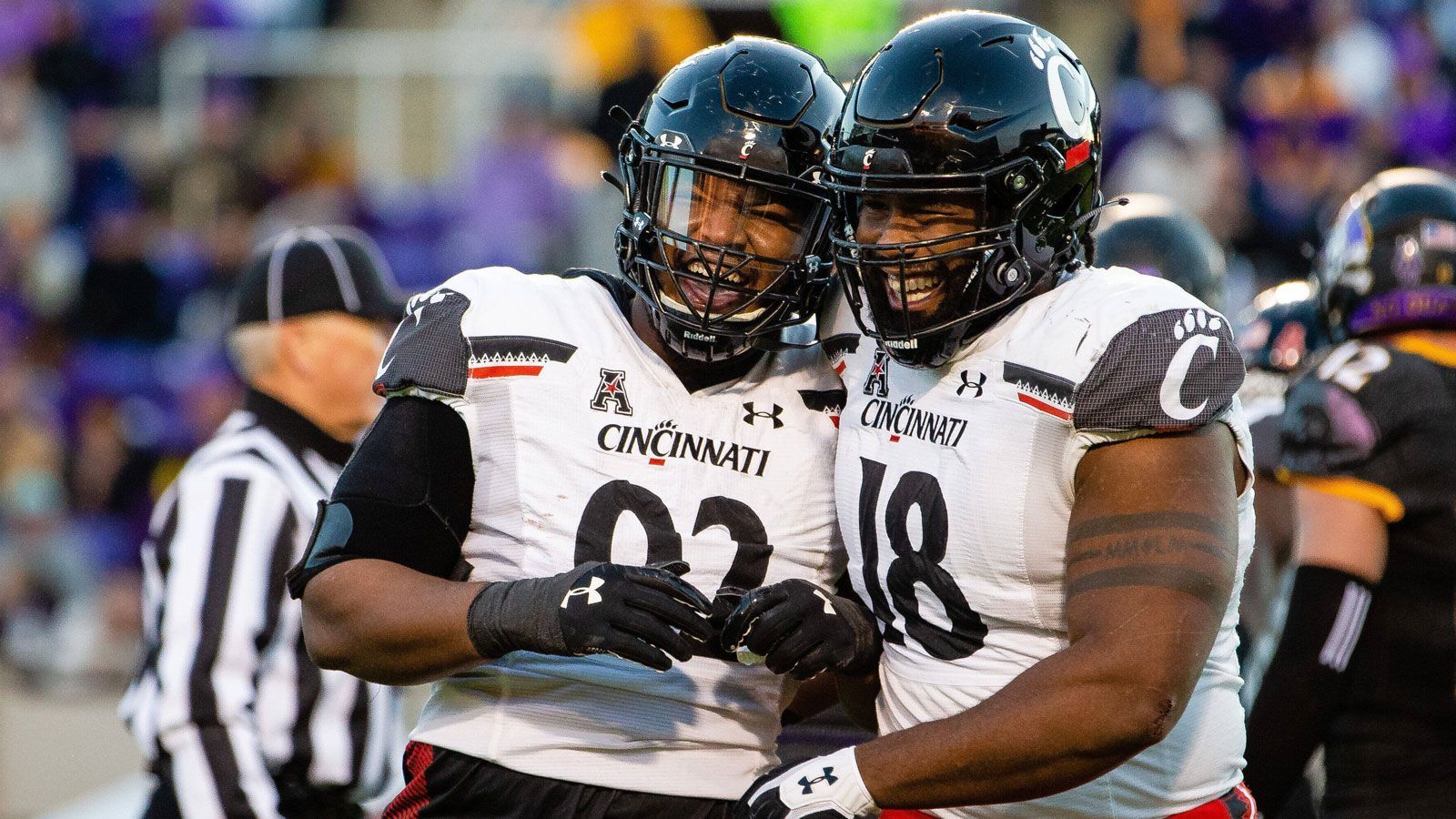 
                <strong>#4 Cincinnati Bearcats (13-0)</strong><br>
                Das einzige ungeschlagene Team steht nur auf Rang vier, dafür sind die Bearcats aber als erstes College, das nicht in einer der Power-5-Conferences spielt, in der entscheidenden Saisonphase dabei.&#x2022; Head Coach: Luke Fickell, seit 2017 verantwortlich<br>&#x2022; Quarterback: Desmond Ridder (viertes Jahr, 30 TDs bei 8 INT)<br>&#x2022; Erstmals in den Playoffs dabei<br>
              