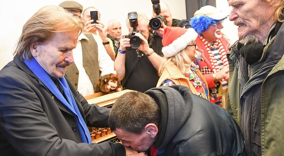 Bedürftige feiern Weihnachten mit Frank Zander