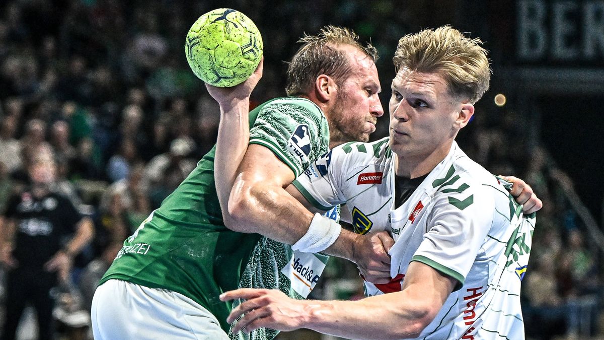 12.10.2025, xlakx, Handball Daikin HBL, Fuechse Berlin - GWD Minden v.l. Max Darj (Fuechse Berlin), Niclas Benedict Heitkamp (GWD Minden) Zweikampf, Duell, Kampf, tackle Berlin *** 12 10 2025, xlak...
