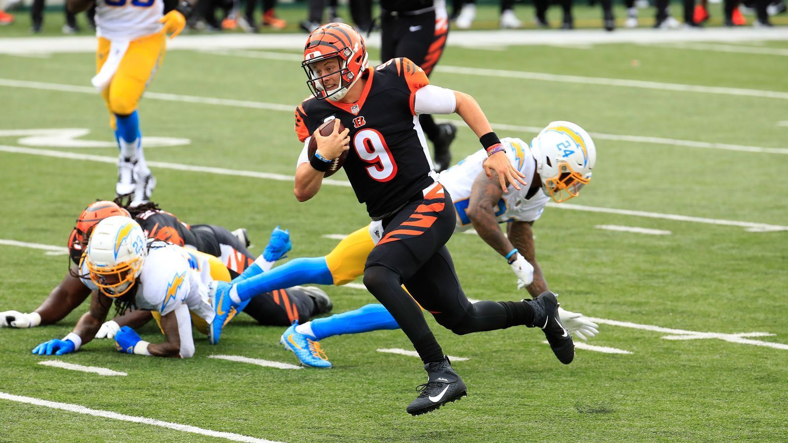 
                <strong>Week 1: Rookie-Quarterbacks in Aktion</strong><br>
                Von den Alten zu den Jungen. Rookie-Quarterback Joe Burrow startete in Week 1 für die Cincinnati Bengals. Damit begann in der 13. Saison hintereinander mindestens ein Rookie-Spielmacher für sein Team am 1. Spieltag - die längste Serie in der Super-Bowl-Ära.
              