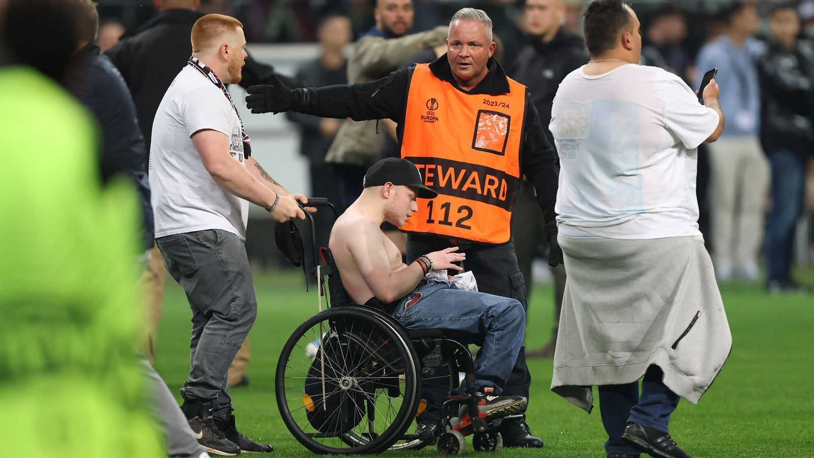 
                <strong>Platzsturm in Frankfurt: SGE-Fans gehen nach Finaleinzug gegen West Ham United steil</strong><br>
                
              