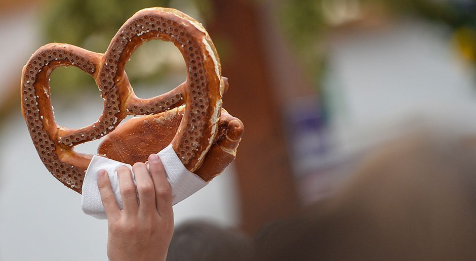 
                <strong>Nachmittags-Snack</strong><br>
                Hat Kessler etwa bayrische Wurzeln? Anders lässt sich sein Nachmittags-Snack nicht erklären, denn der besteht aus einer leckeren Brezel. Im Hinblick auf die Beilage kommt jedoch wieder der amerikanische Gaumen hervor: Das Laugengebäck genießt der Passgeber mit Erdnussbutter.  
              