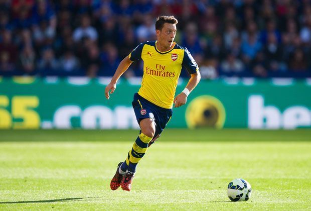
                <strong>Mesut Özil</strong><br>
                Mesut Özil hat immer noch nicht so recht zu seiner Form zurückgefunden. Nach einer mäßigen Vorstellung gegen Manchester City musste er zuletzt viel Kritik einstecken. Momentan darf er allerdings wie bei der WM nicht auf der Zehn spielen. Unentschieden - 7:6 Arsenal.
              