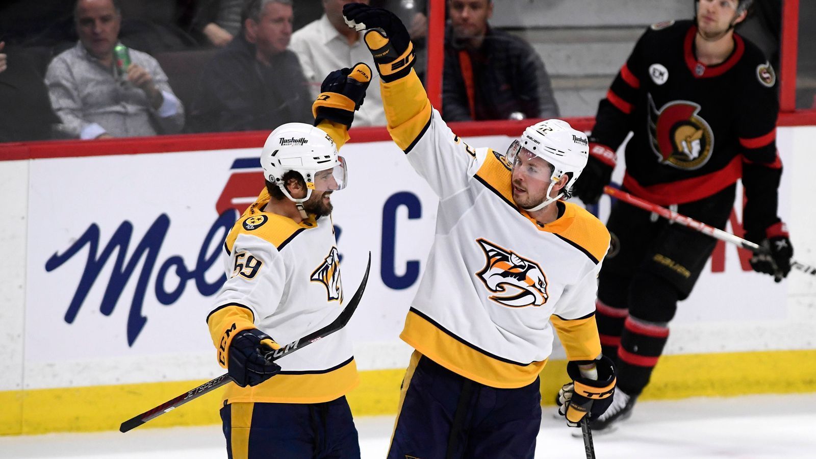 
                <strong>Nashville Predators</strong><br>
                In Nashville läuft bei den Toren Country-Musik: Tim McGraws "I Like It, I Love It" lässt die Predators jubeln.
              