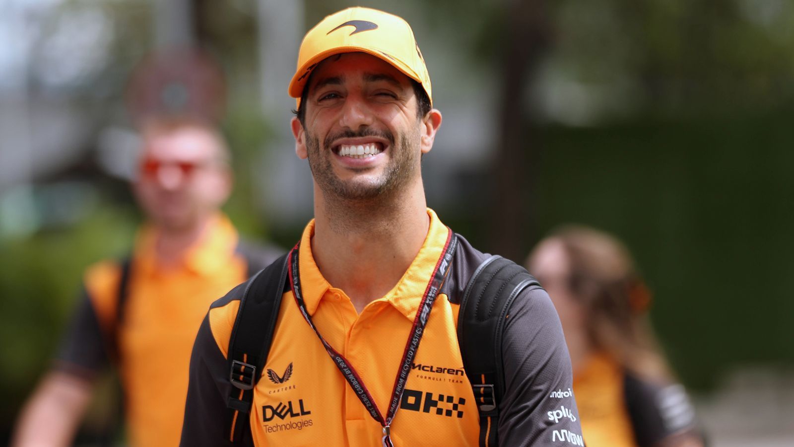 
                <strong>Gewinner: Daniel Ricciardo (McLaren)</strong><br>
                Nachdem die Trennung von Daniel Ricciardo und McLaren zum Jahresende mittlerweile feststeht, setzte der Australier in Singapur ein sportliches Ausrufezeichen. Als Fünfter fuhr der 33-Jährige sein bestes Saisonergebnis ein und rundete damit ein erfolgreiches Wochenende für McLaren ab. Teamkollegen Lando Norris landete sogar auf Rang 4, was für ihn das zweitbeste Saisonergebnis nach Platz 3 in der Emilia Romagna bedeutet.
              