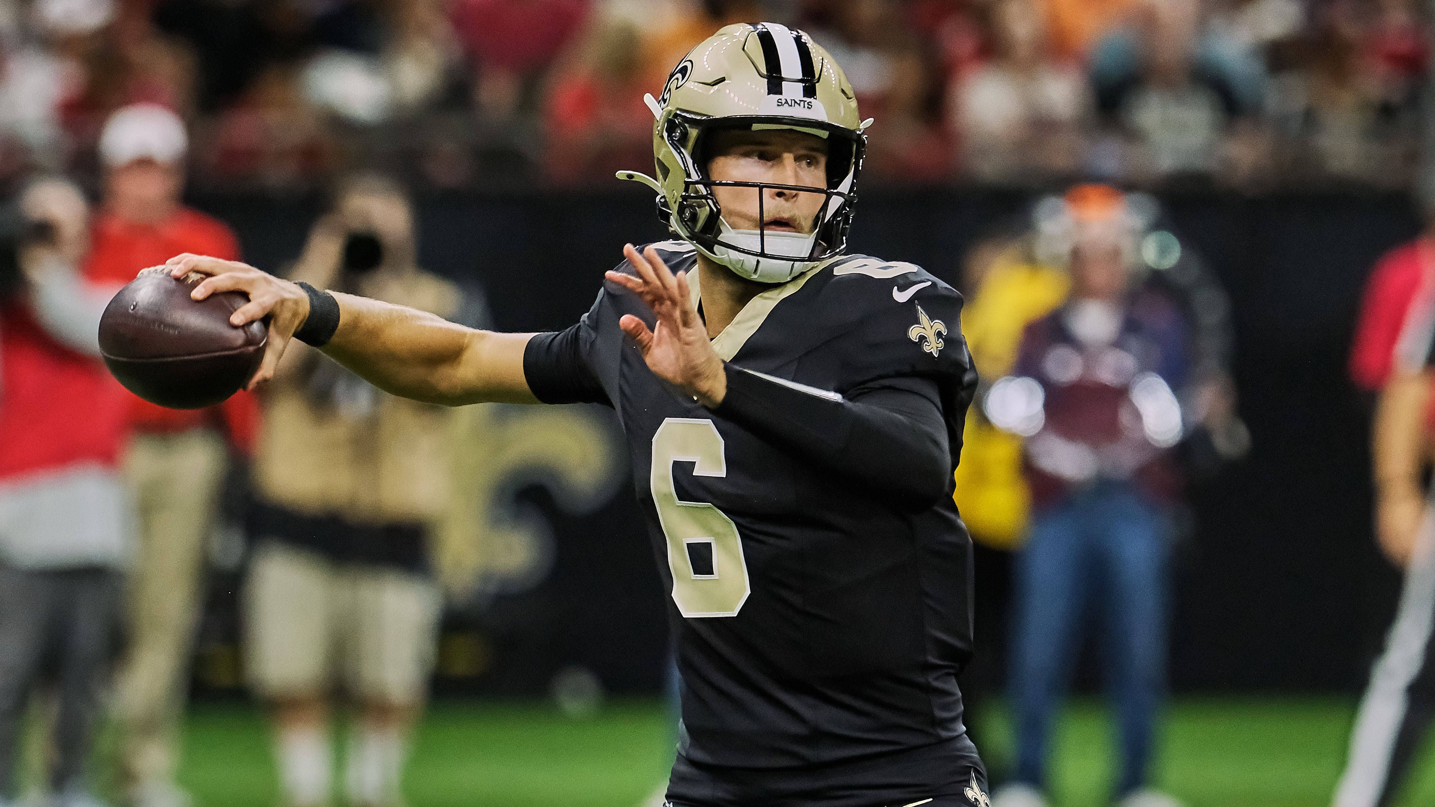 <strong>New Orleans Saints</strong><br>Während der Niederlage der Saints gegen die Tampa Bay Buccaneers am Sonntag wurde Spencer Rattler nach enttäuschender Leistung gebenched und durch Rookie Tyler Shough ersetzt. Wie NFL-Insider Ian Rapoport nun berichtet, soll der 26-Jährige auch am Sonntag gegen die Los Angeles Rams starten. Rattler wird zunächst auf der Bank sitzen, Zweitrunden-Pick Shough soll die Zukunft im "Big Easy" gehören.<br>• Starter: Tyler Shough (im Bild)<br>• Backup: Spencer Rattler<br>• Practice Squad: Jake Haener