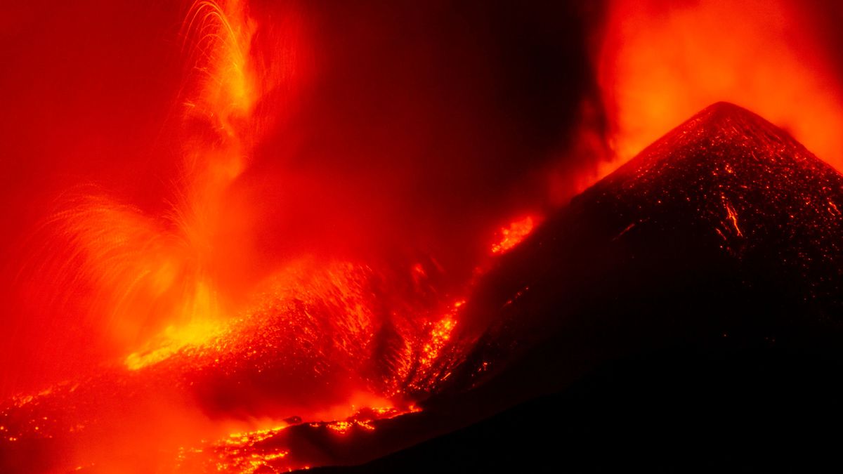 Lavaströme fließen aus dem Ätna-Vulkan auf Sizilien vom Südostkrater in Nicolosi.