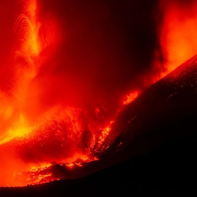 Lavaströme fließen aus dem Ätna-Vulkan auf Sizilien vom Südostkrater in Nicolosi.