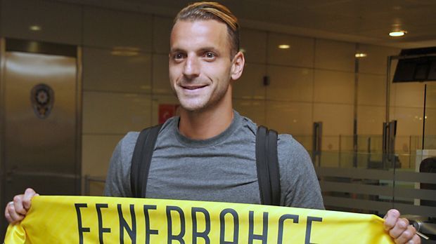 
                <strong>Roberto Soldado (Fenerbahce Istanbul)</strong><br>
                Besiktas holte Negredo, da zog Fenerbahce nach und schnappte sich auch einen spanischen Stürmer: Roberto Soldado. Der 32-Jährige soll für fünf Millionen Euro von Villarreal losgeeist worden sein und am Bosporus für zwei Jahre unterschrieben haben. Zum Saisonauftakt gegen Göztepe stand Soldado noch nicht im Kader. Um den Platz im Sturmzentrum muss sich der Spanier mit einem anderen Ex-Weltklasse-Angreifer auseinandersetzen - Robin van Persie.
              