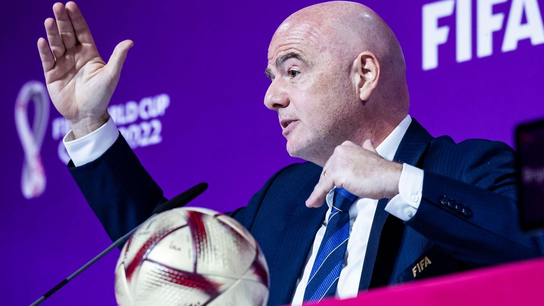 FIFA-Präsident Gianni Infantino spricht auf einer Pressekonferenz.