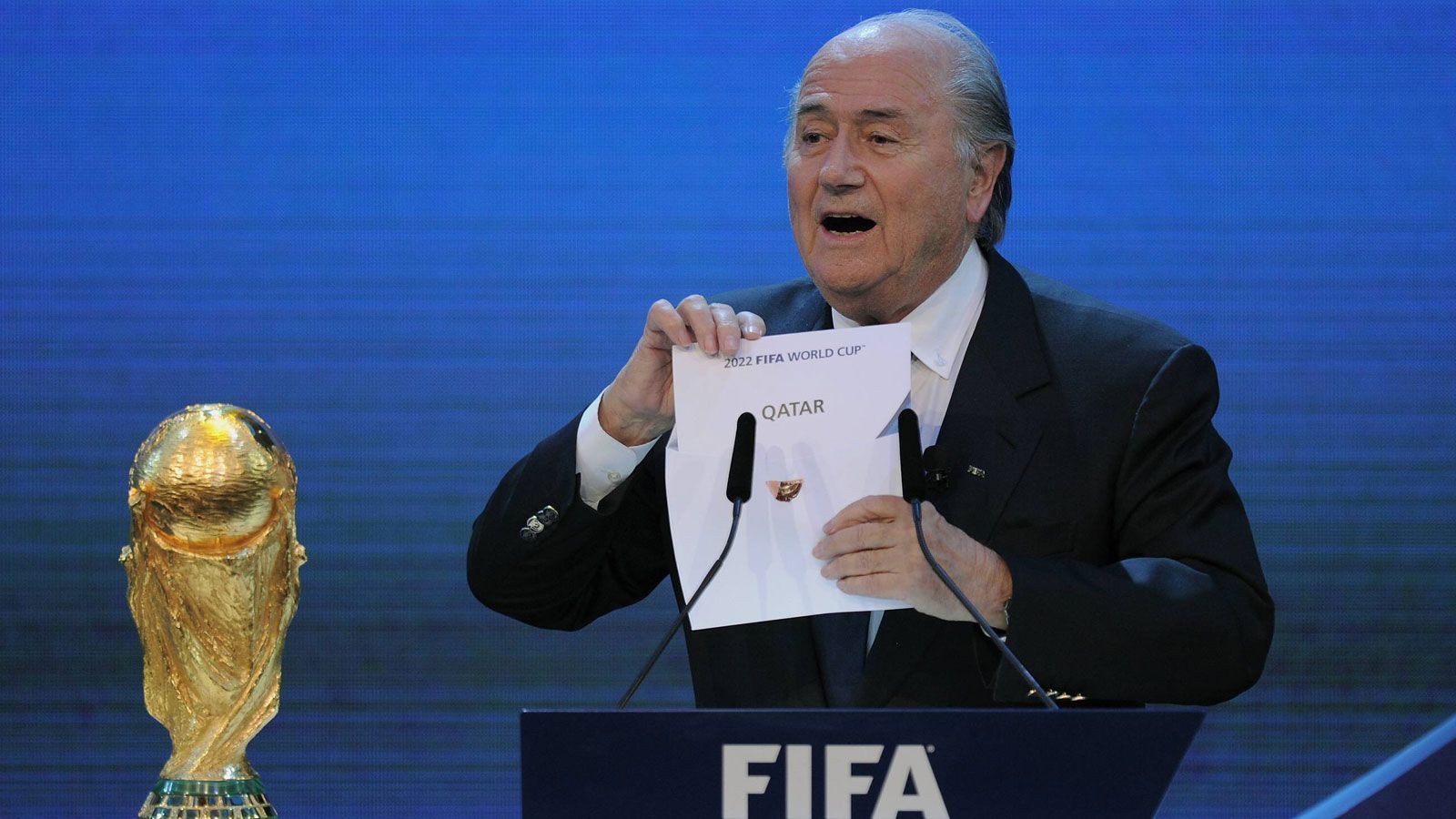 
                <strong>2. Dezember 2010</strong><br>
                FIFA-Präsident Joseph S. Blatter verkündet in Zürich die Vergabe der Weltmeisterschaft 2022 an Katar. Der Wüstenstaat gewinnt die Wahl in der vierten Runde mit 14:8 Stimmen gegen die USA. Weitere Bewerber waren Südkorea, Japan und Australien. Als einer der Ersten reagiert US-Präsident Barack Obama. "Das ist eine schlechte Entscheidung", sagt er. Die WM 2018 wird am selben Tag an Russland vergeben.
              