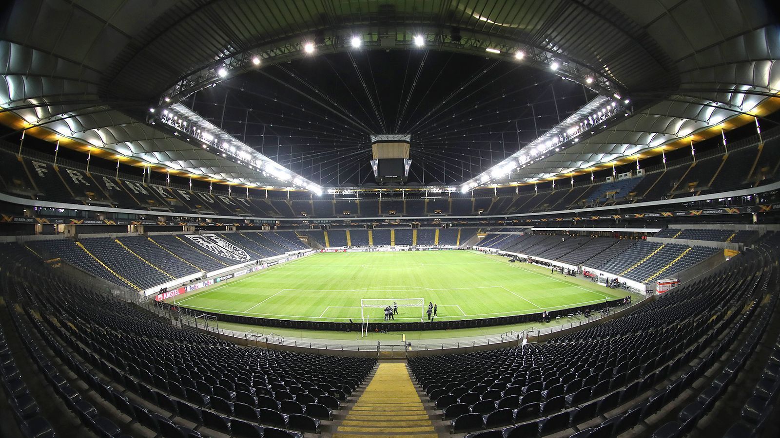 
                <strong>Drei Stadion-Zonen und maximal 300 Personen</strong><br>
                Angekommen beim eigentlichen Spiel, sollen die Stadien der Vereine (auch der 2. Bundesliga) in drei Zonen eingeteilt werden: Stadioninnenraum, Tribünenbereiche inklusive Funktionsräume und Stadionaußenbereich inklusive TV-Compound. Insgesamt dürfen sich maximal 300 Personen auf dem gesamten Stadiongelände befinden. 
              