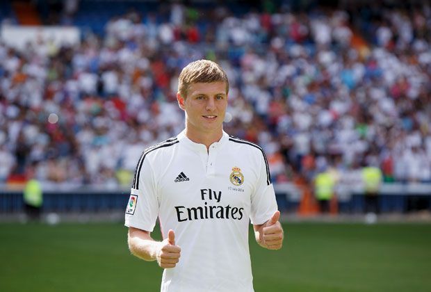 
                <strong>Kroos' Ex-Vereine profitieren</strong><br>
                Der Transfer wirkt sich auch positiv auf Kroos' ehemalige Klubs aus. 300.000 Euro fließen an Hansa Rostock, wo er von 2002 bis 2006 spielte. Sein Jugendklub aus Greifswald könnte ebenfalls eine ordentliche Summe zugeschrieben bekommen, 75.000 Euro sind im Gespräch.
              