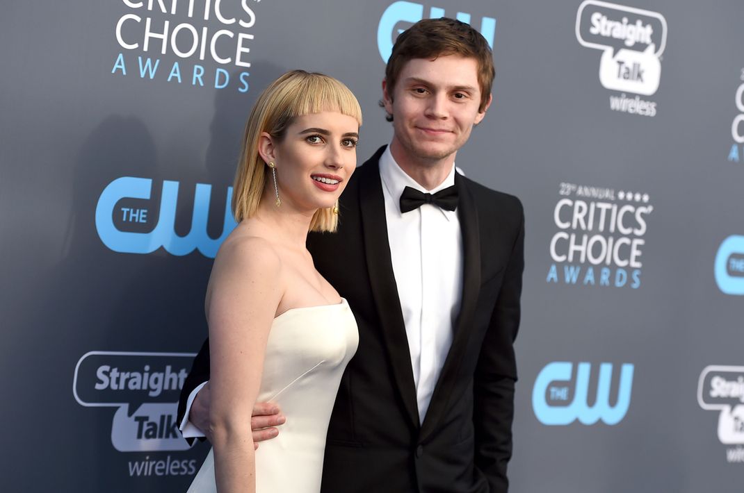 Emma Roberts und Evan Peters führten eine Beziehung, die an eine Achterbahnfahrt erinnert. Der traurige Höhepunkt: Emma wurde wegen häuslicher Gewalt an Peters festgenommen.