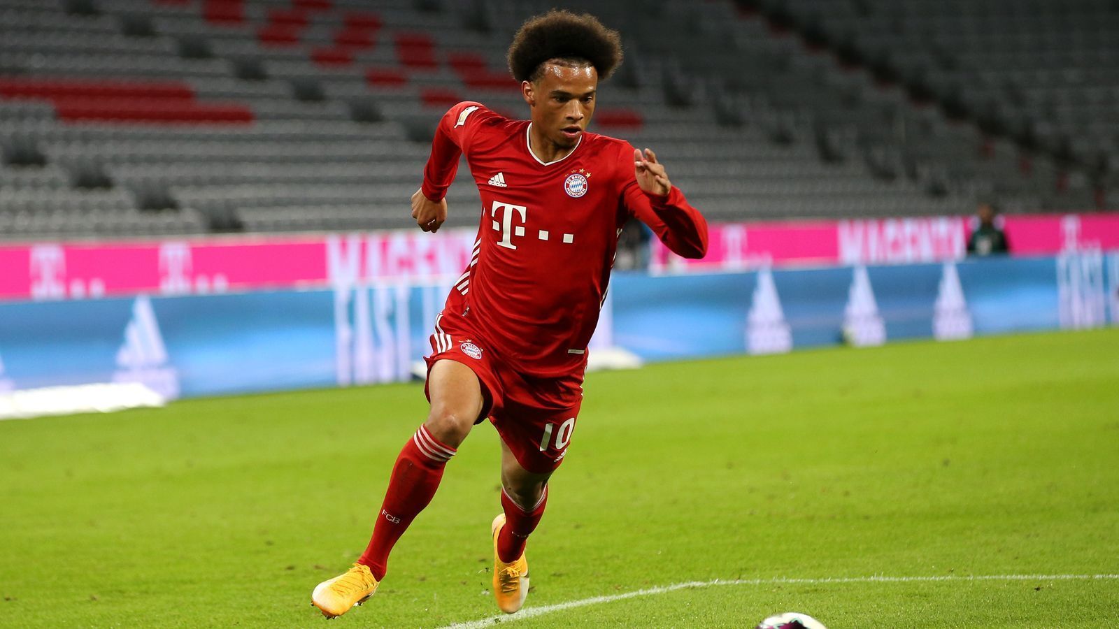 
                <strong>Leroy Sane</strong><br>
                In seinem ersten Pflichtspiel für die Bayern sehr bemüht, aber noch etwas unglücklich im Abschluss. Vergibt in der 5. Minute frei vor Fährmann. Sehr offensiv leitet er viele Angriffe ein. Viel unterwegs, egal ob links, rechts oder in der Zentrale. Starker Sprint in der 47. Minute, als er sich noch einen langen Ball holt und mustergültig auf Gnabry zu dessen zweiten Treffer auflegt. Perfekte Ballannahme in der 59. Minute, statt selbst das Tor zu suchen, passt er erneut perfekt zu Gnabry. Auch in der Defensivarbeit fleißig. Belohnt seine gute Leistung in der 72. Minute mit seinem ersten Bayern-Treffer zum 7:0. Wird in der 73. Minute ausgewechselt. Sehr gutes Pflichtspiel-Debüt für den Nationalspieler. ran.de-Note: 2
              