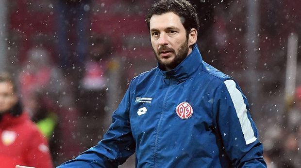 
                <strong>1. FSV Mainz 05 - fünf Trainerwechsel</strong><br>
                In Mainz wird in der Trainerfrage strategisch gedacht. Die Namen Jürgen Klopp oder Thomas Tuchel gelten als Beweis. Martin Schmidt löste im Februar 2015 Kasper Hjulmand ab. Der Däne war in den vergangenen elf Jahren wohl der einzige Mainzer Trainer-Fehlgriff. Jörn Andersen blieb zwar auch nur ein Jahr am Bruchweg, schaffte aber dabei immerhin den Aufstieg in die Bundesliga. Auch Schmidt war erfolgreich, trotzdem folgte zum Ende der vergangenen Saison die Trennung. Nun steht Sandro Schwarz an der Seitenlinie.
              