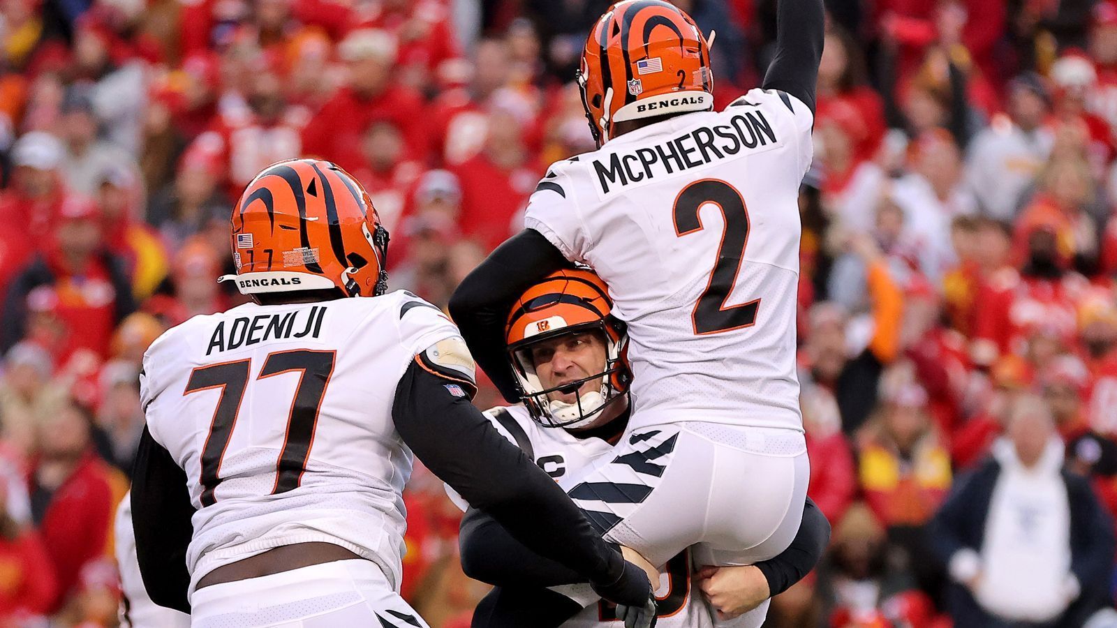 
                <strong>Evan McPherson kickt perfekt</strong><br>
                Evan McPherson ist ein Rookie, kickt aber wie ein alter Hase. Der Kicker der Cincinnati Bengals verwandelte in den Playoffs zwölf von zwölf Field Goals. So viele Field Goals in den Playoffs ohne Fehlversuch schaffte in der Geschichte der NFL kein anderer Kicker. Und als wäre das nicht genug, gelang dem 22-Jährigen sowohl in den Divisionals gegen die Tennessee Titans wie auch im AFC Championship Game gegen die Kansas City Chiefs jeweils das Game-Winning-Field-Goal.
              