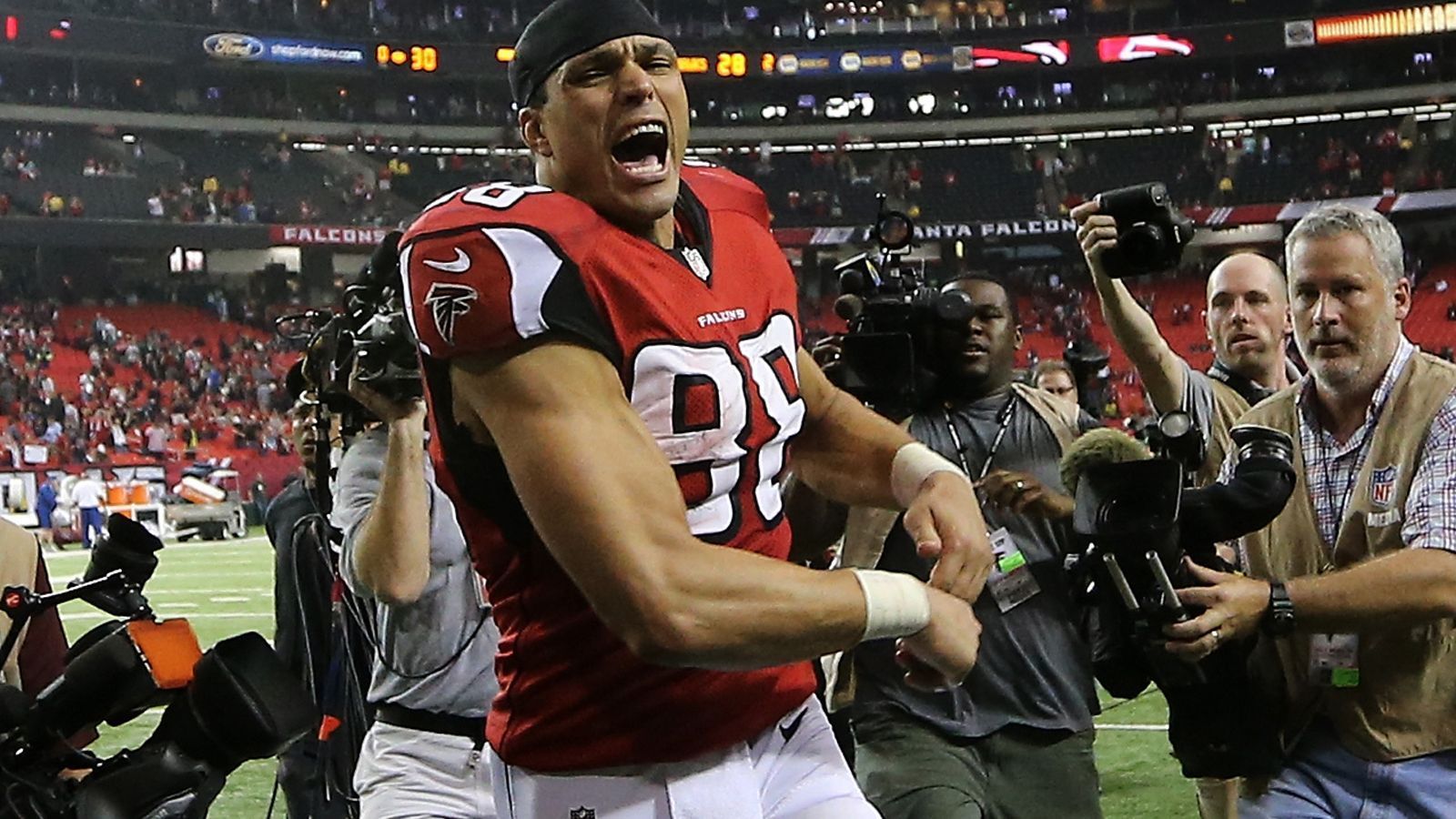 
                <strong>Tony Gonzalez, Karriereende: 2014</strong><br>
                Gonzalez gilt als einer der besten Tight Ends der NFL-Geschichte - auch wenn es nie zu einem Super-Bowl-Sieg reichte. Er spielte insgesamt 17 Saisons in der NFL und lief für die Kansas City Chiefs und die Atlanta Falcons auf. Sechsmal schaffte Gonzalez es ins All-Pro-Team, 14 Mal wurde er in den Pro Bowl gewählt. Er fing 1325 Pässe – nur Jerry Rice hat in der NFL-Geschichte mehr gefangen und ist der sechstbeste Passempfänger, was Receiving Yards angeht. Heute ist der Hall-of-Famer gefragter TV-Experte bei "Fox" und stand zuvor schon bei "CBS" unter Vertrag.
              