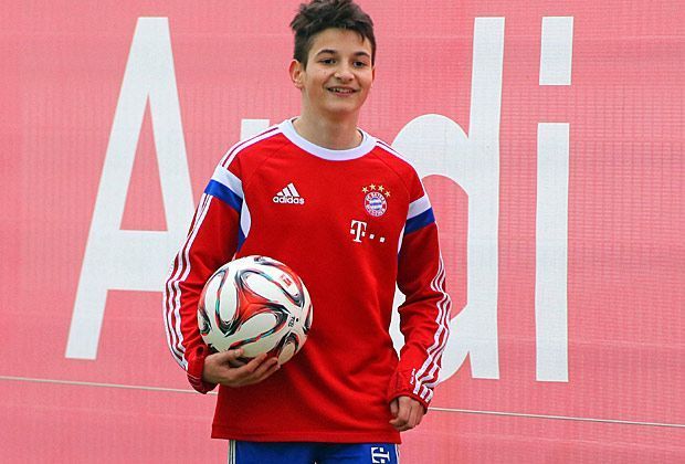 
                <strong>Ein 15-Jähriger trainiert mit den Bayern-Profis</strong><br>
                Beim FC Bayern hält man große Stücke auf Trograncic. Seine Nachwuchstrainer vergleichen ihn bereits mit Thiago - kein Wunder also, dass sich Guardiola selbst ein Bild von dem Talent machen wollte.
              