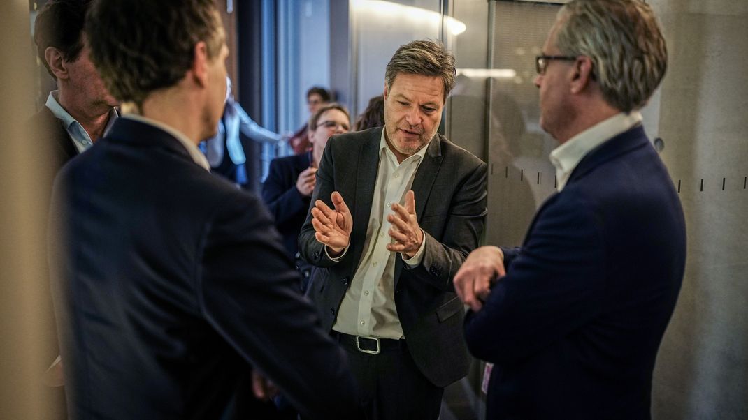 Robert Habeck, Bundesminister für Wirtschaft und Klimaschutz, spricht vor dem Sitzungssaal bei der Bereinigungssitzung des Haushaltsausschusses des Bundestags mit Journalisten.