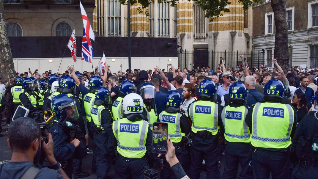 Aktuell kommt es zu gewalttätigen Protesten in London nach der Messerattacke auf Kinder in Southport.