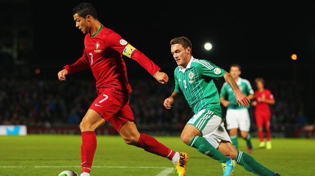 
                <strong>Cristiano Ronaldo</strong><br>
                Das erste Spiel bestreitet die deutsche Elf gegen Portugal um ihren Superstar Cristiano Ronaldo. Der Weltfußballer ist momentan in der Form seines Lebens. In der Champions-League brach er den Torrekord, in der Relegation gegen Schweden schoss er sein Team fast alleine zur WM. 
              